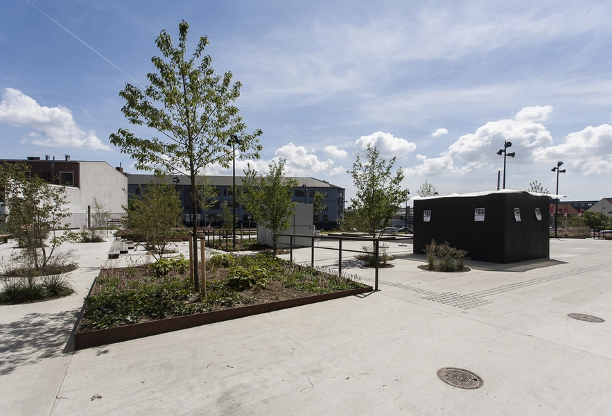 Biblioteket Rentemestervej Forplads Kig fra biblioteket mod vejen