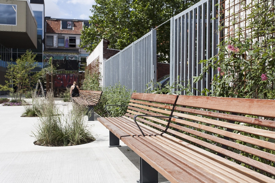 Biblioteket Rentemestervej Forplads Bænke langs skellet ind til Ungdomshuset