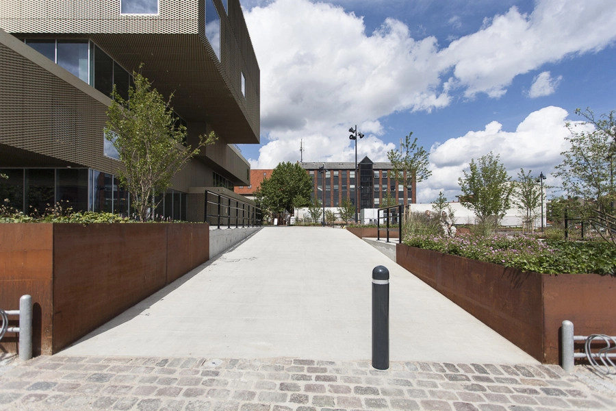 Biblioteket Rentemestervej Forplads Rampe op fra Rentemestervej