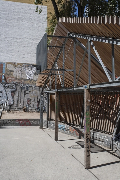 Ravnsborggade Multiplads Trækonstruktion med projektionsflade i baggrunden