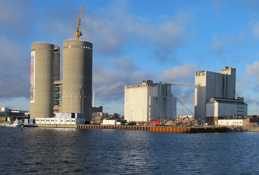 Portland Towers De to cementsiloer ved byggestart.