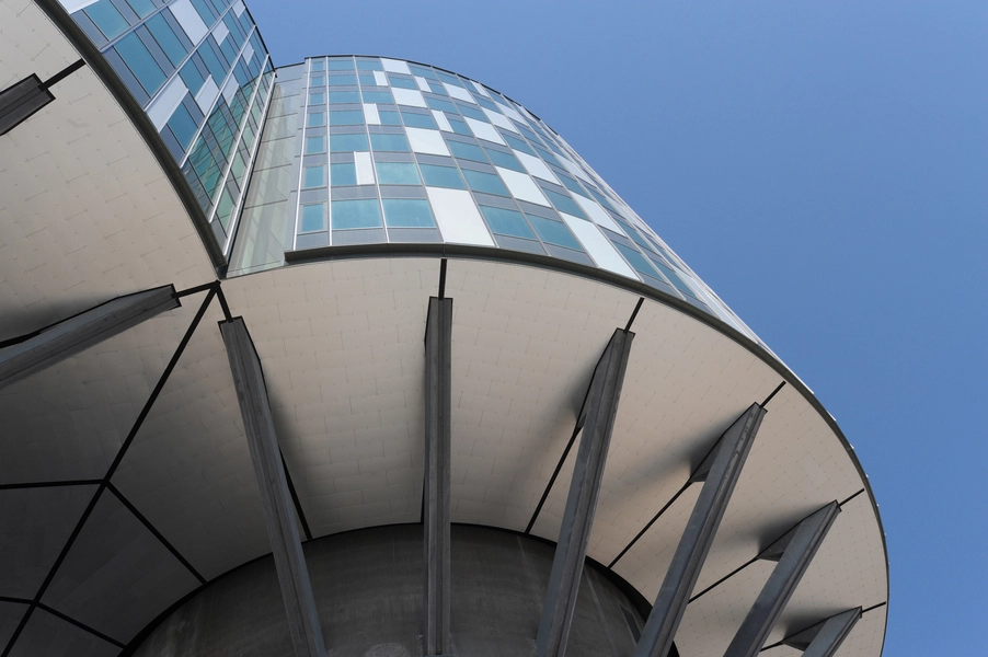 Portland Towers Facadedetalje set skråt nedefra.