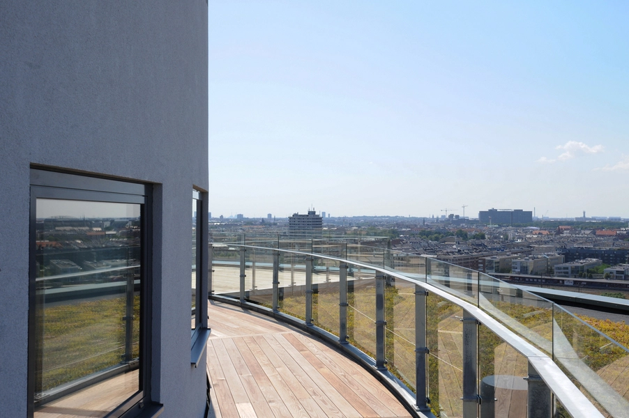 Portland Towers En del af tagterrassen er udlagt som grønt tag.