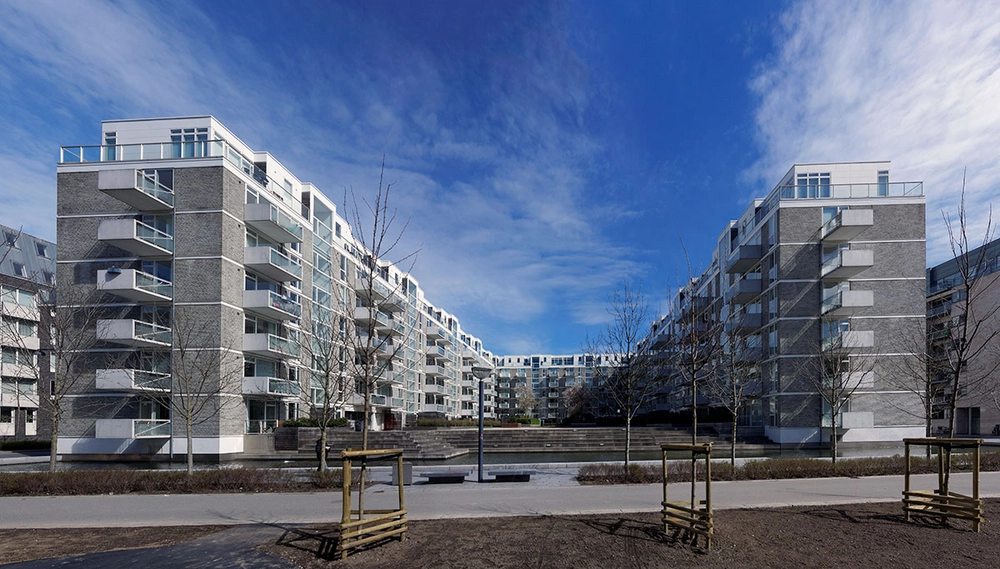 Kommandantens Gård Boligbebyggelsen set fra syd-vest med kanalen i forgrunden