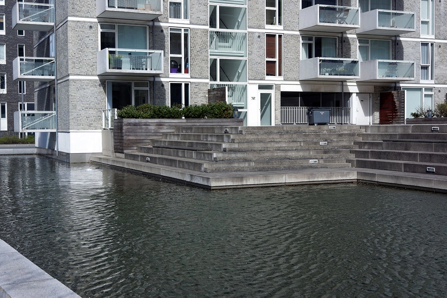 Kommandantens Gård Kanalen fungerer som afslutning for det åben gårdrum