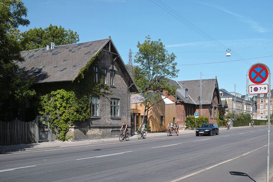 Børnehuset Marthagården De to gamle bygninge rog tilbygningen set fra Peter Bangs Vej