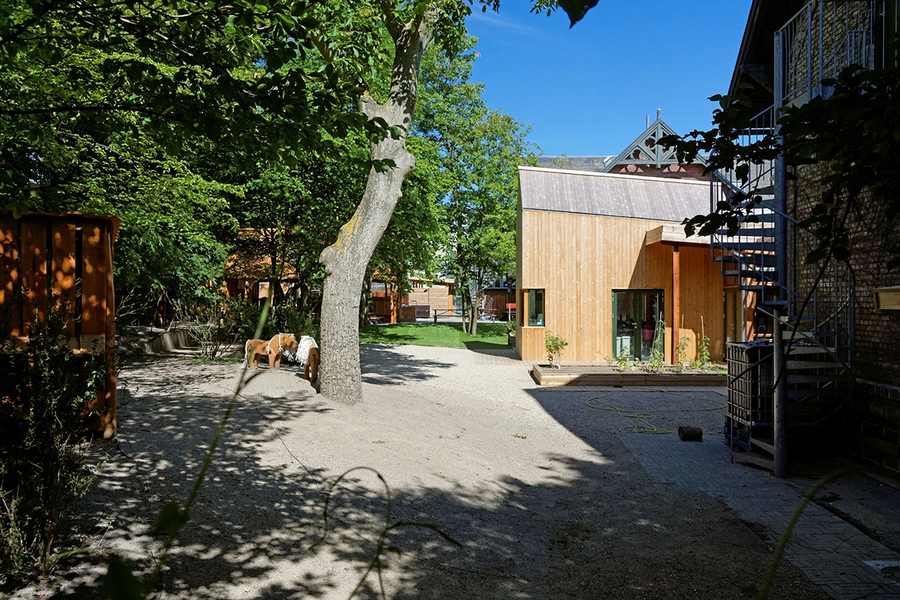 Børnehuset Marthagården Gård med legeplads