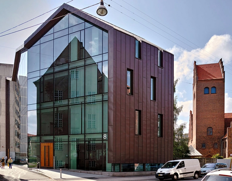 Kontorhus Halfdansgade 8 Blik fra Halfdansgade mod nord med Hans Tausens kirke i baggrunden