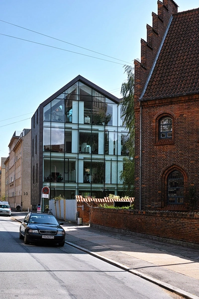 Kontorhus Halfdansgade 8 Nord-vest facaden set fra Halfdansgade, med kirken i forgrunden