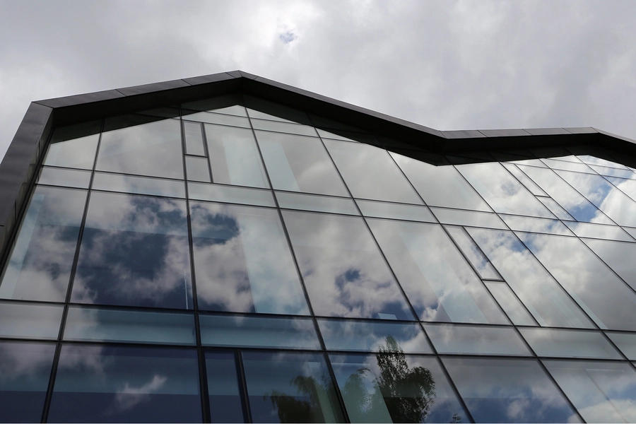 Kontorhus Halfdansgade 8 Udsnit nord-vest facade, spejlinger