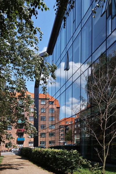 Kontorhus Halfdansgade 8 Udsnit nord-vest facade, spejlinger, møde med Halfdansgade