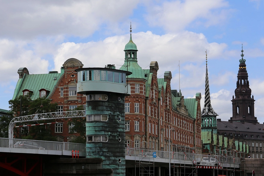 Knippelsbro Det nord-østlige brotårn med Børsen og Christiansborg i baggrunden