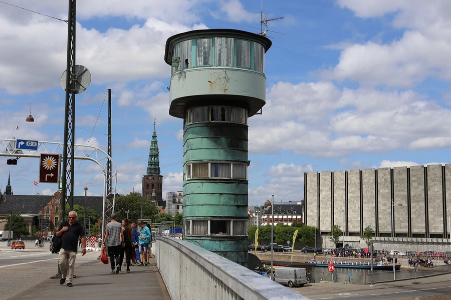 Knippelsbro Blik fra broen mod det nord-østlige brotårn med Nationalbanken i baggrunden
