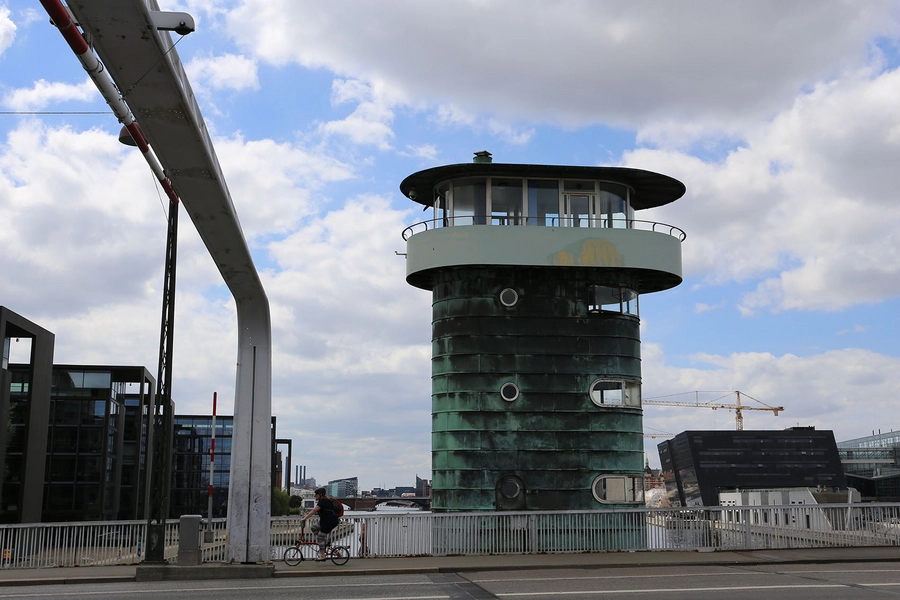 Knippelsbro Det syd-vestlige brotårn, med Diamanten i baggrunden
