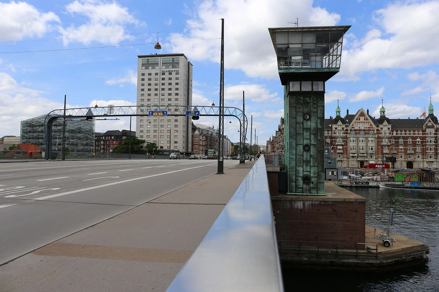 Langebro Broen med brotårn og Danhostel i baggrunden