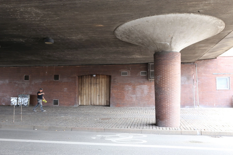 Langebro Plads under brofæste, søjler, tegl og beton