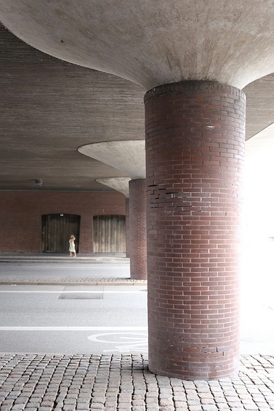 Langebro Plads under brofæste, tegl, træ, beton, brosten