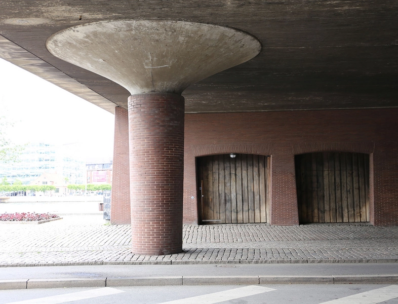 Langebro Plads under brofæste, tegl, træ, beton, brosten