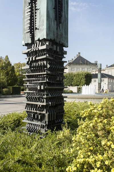 Amaliehaven Søjle af Arnaldo Pomodoro