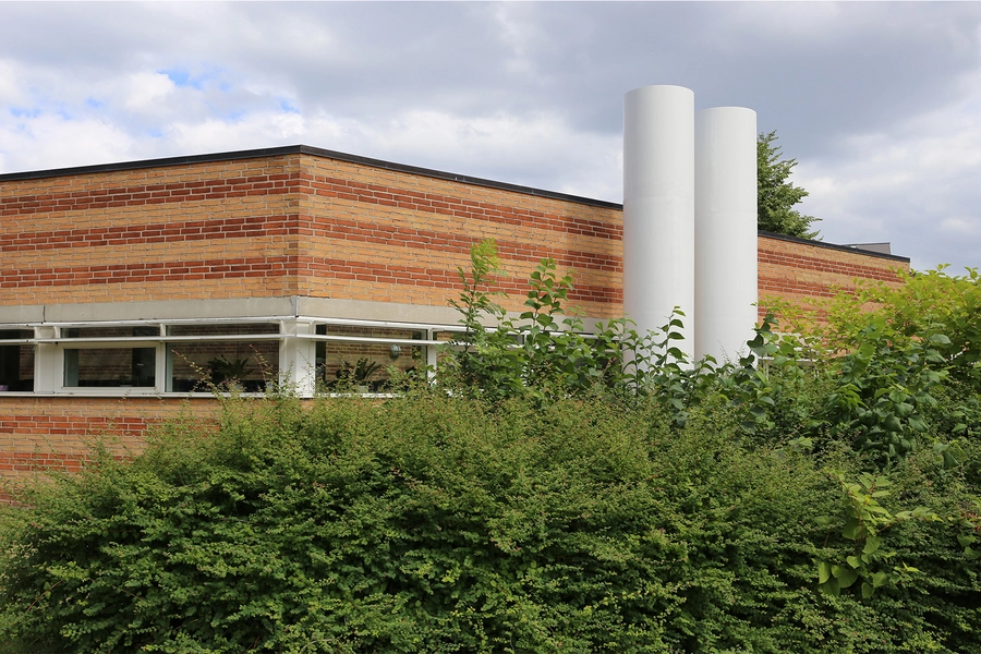 Statens Serum Institut Mod syd møder bygningen et grønt område af parklignende karakter