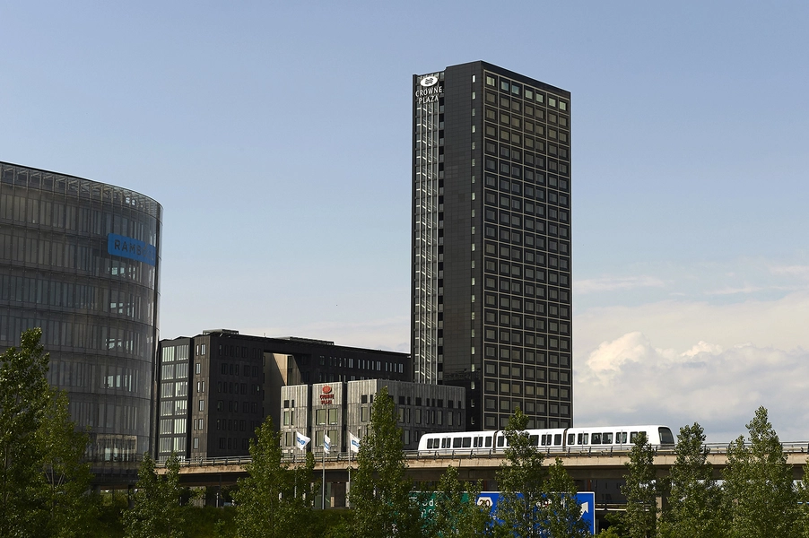 Crowne Plaza Copenhagen Towers Højhuset med metroen i forgrunden