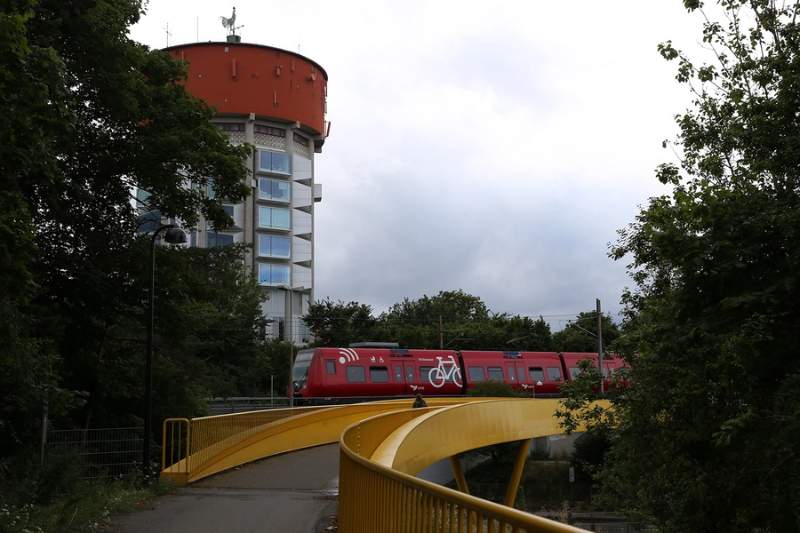 Gangbro Jægersborg Gang- og Cykel-broen set fra vest, med Jægersborg vandtårn i baggrunden