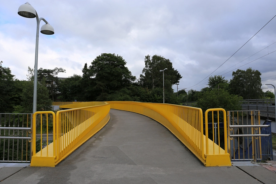 Gangbro Jægersborg Gang- og Cykel-broen set fra Jægersborg Station i øst.