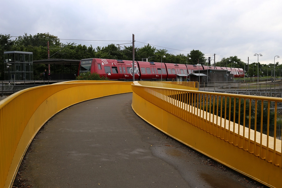 Gangbro Jægersborg Broen med S-togsstationen i baggrunden