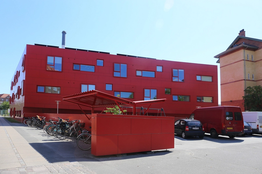 Det Røde Hjørne Institutionen set fra nord med parkeringsplads og cykelparkering foran indgangen