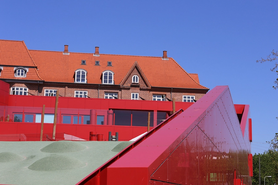 Det Røde Hjørne Tagterrasser, rampe, facade