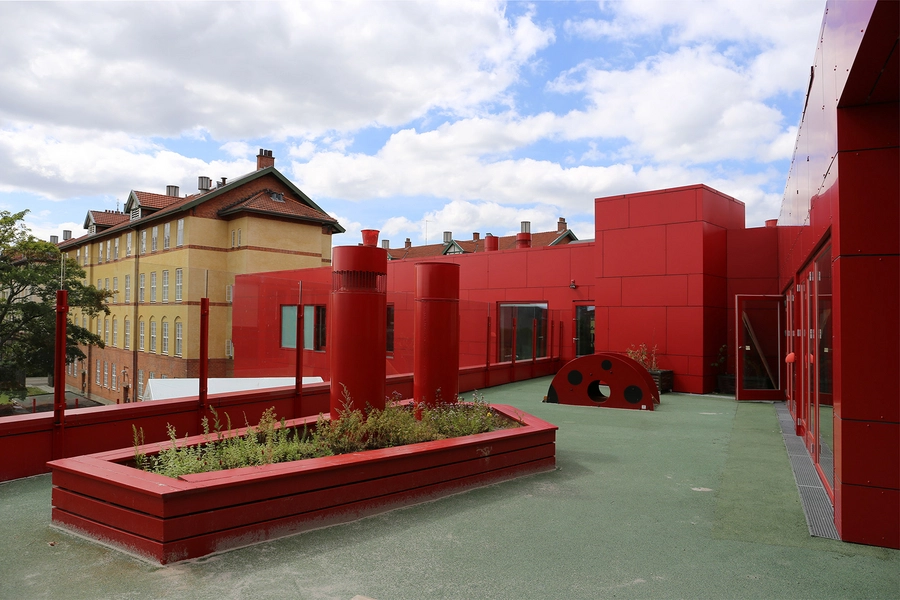 Det Røde Hjørne Tagterrasser, legeplads, rækværk og højbede