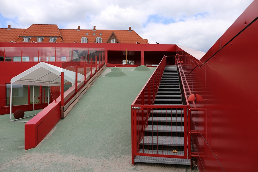 Det Røde Hjørne Tagterrasser, rampe og trappe