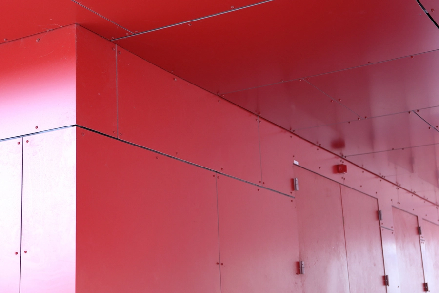 Det Røde Hjørne Detalje, facade, metalplader