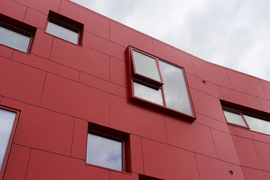 Det Røde Hjørne Detalje, metalplader, vinduessætning