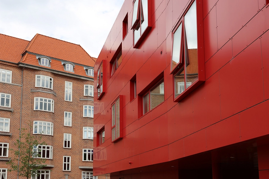 Det Røde Hjørne Detalje, metalplader, vinduessætning, møde med nabobygninger