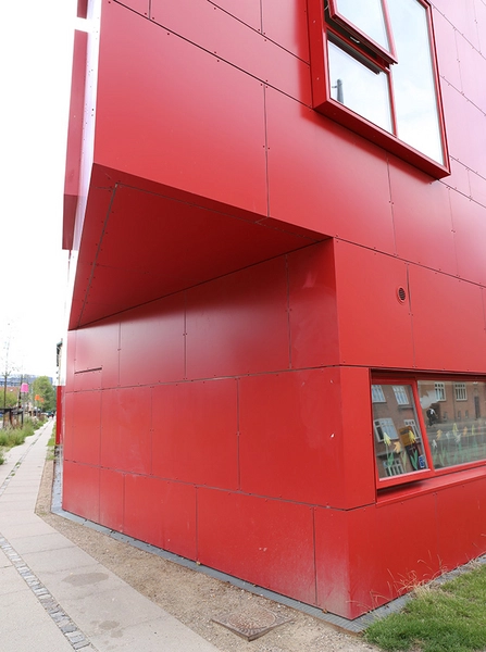 Det Røde Hjørne Detalje, metalplader, facade, det afskårne hjørne åbner gaderummet mod Sundholmsvej