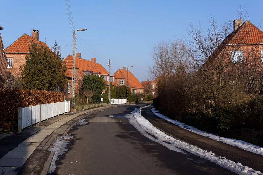 Grøndalsvænge Vejnettet i boligområdet, karakteristiske hvide stakitter