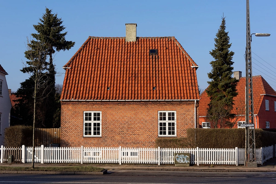 Grøndalsvænge Hus i rødt tegl, hvidt stakit