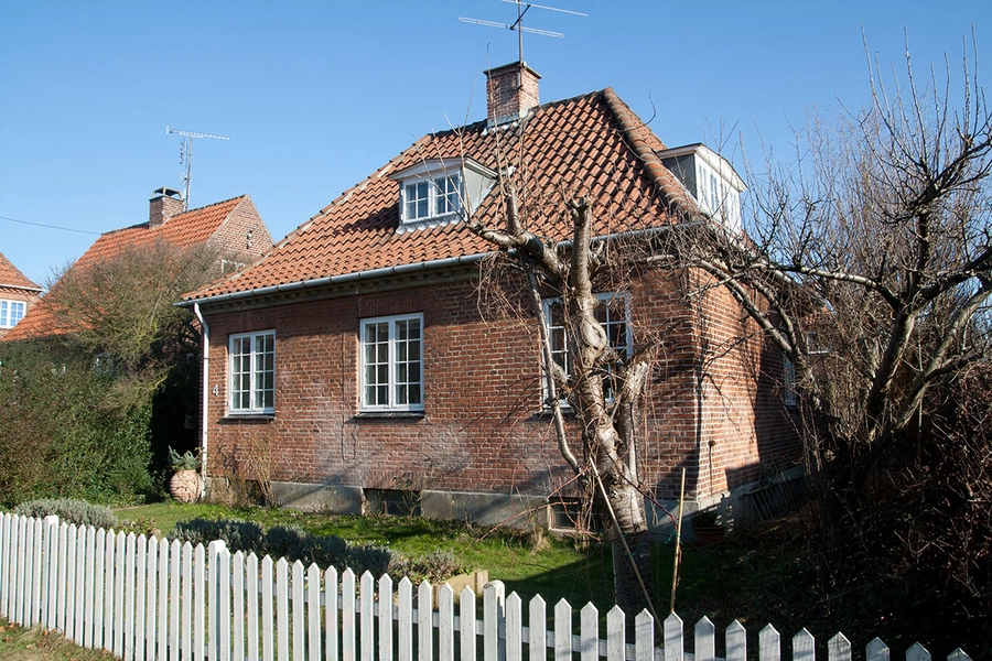 Grøndalsvænge Hus i rødt tegl, Stakit