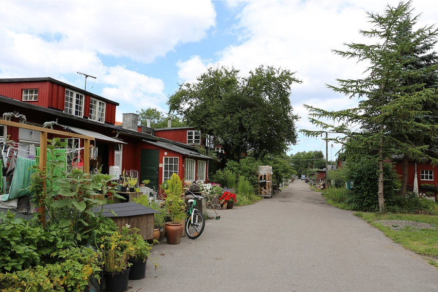 Ballonparken Bebyggelsens hovedgade, rødmalede træbarakker med knopskydning