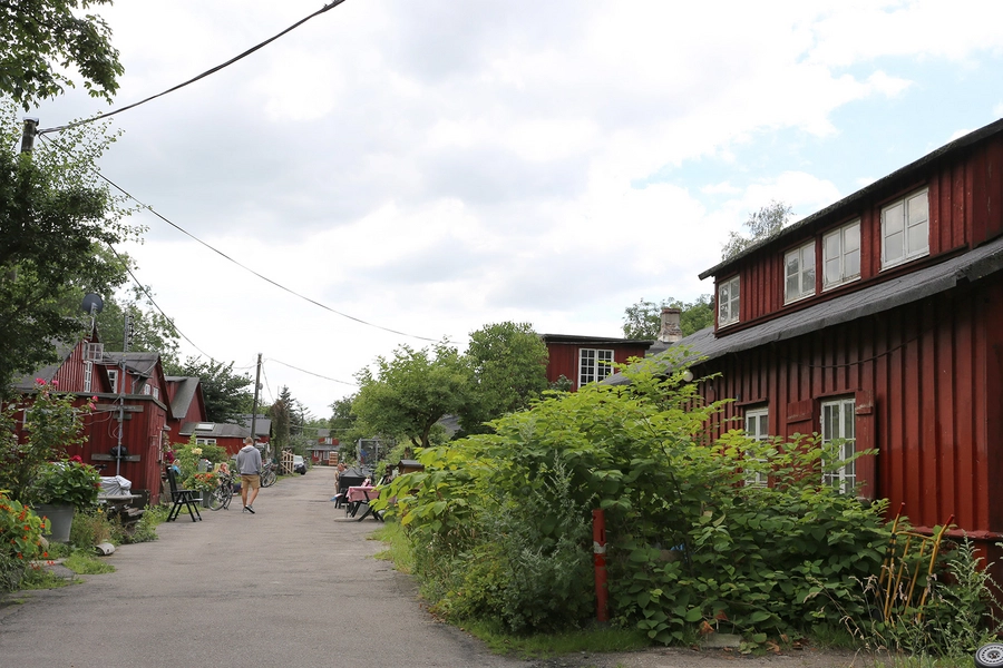 Ballonparken Bebyggelsens hovedgade, rødmalede træbarakker med knopskydning