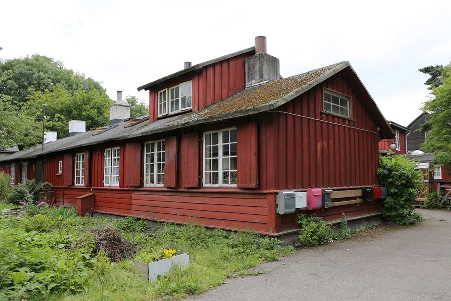 Ballonparken Rødmalede træbarakker i det grønne område