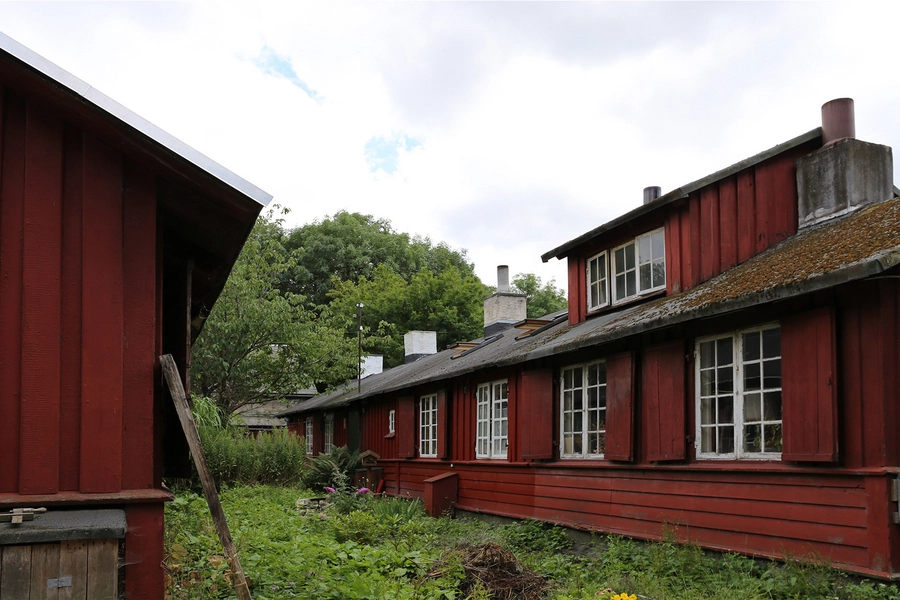Ballonparken Rødmalede træbarakker i det grønne område