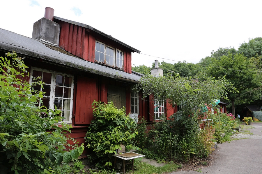 Ballonparken Rødmalede træbarakker i det grønne område