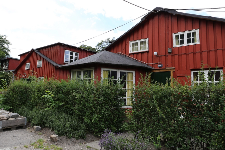 Ballonparken Rødmalede træbarakker i det grønne område