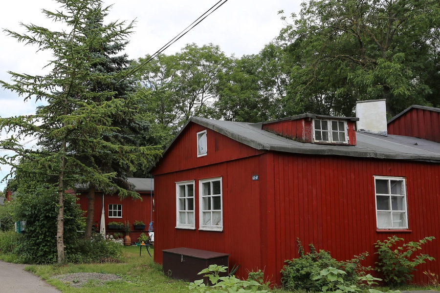 Ballonparken Rødmalede træbarakker i det grønne område