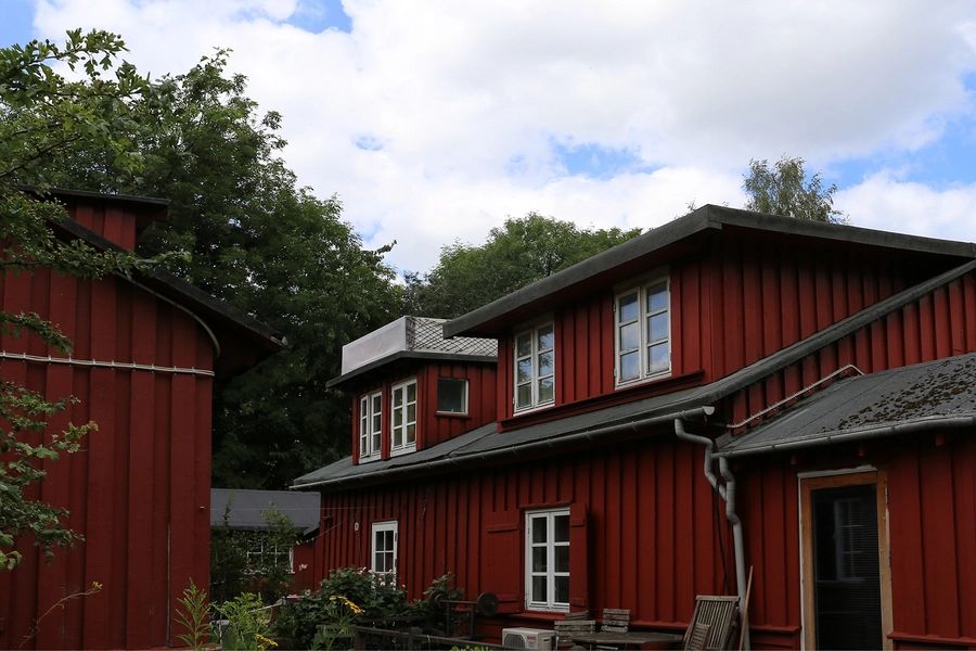 Ballonparken Rødmalede træbarakker i det grønne område