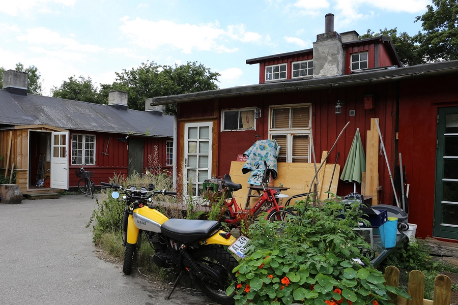 Ballonparken Rødmalede træbarakker i det grønne område