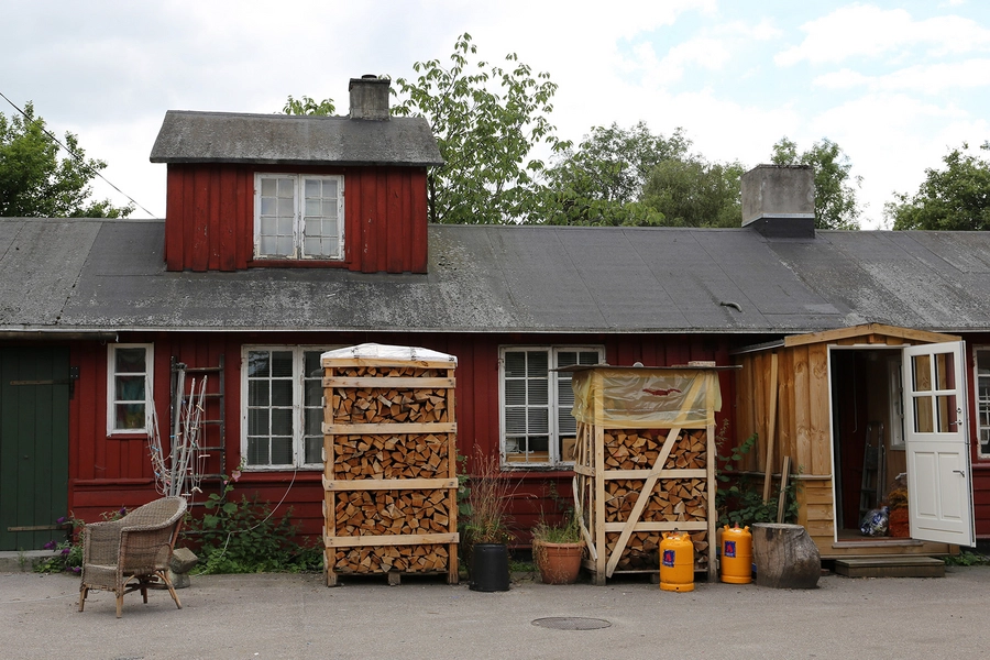 Ballonparken Rødmalede træbarakker i det grønne område
