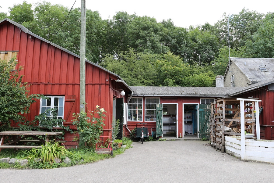Ballonparken Rødmalede træbarakker i det grønne område